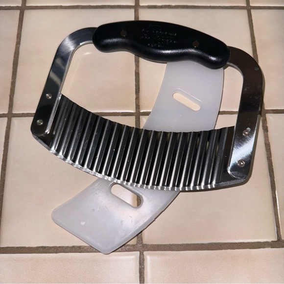 The Pampered Crinkle Cutter- # 1063- retired - Picture 4 of 4